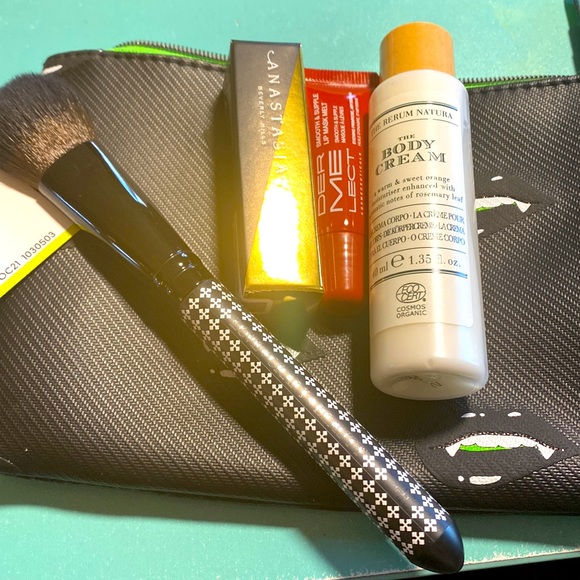 Ipsy monthly subscription never opened - Picture 4 of 5